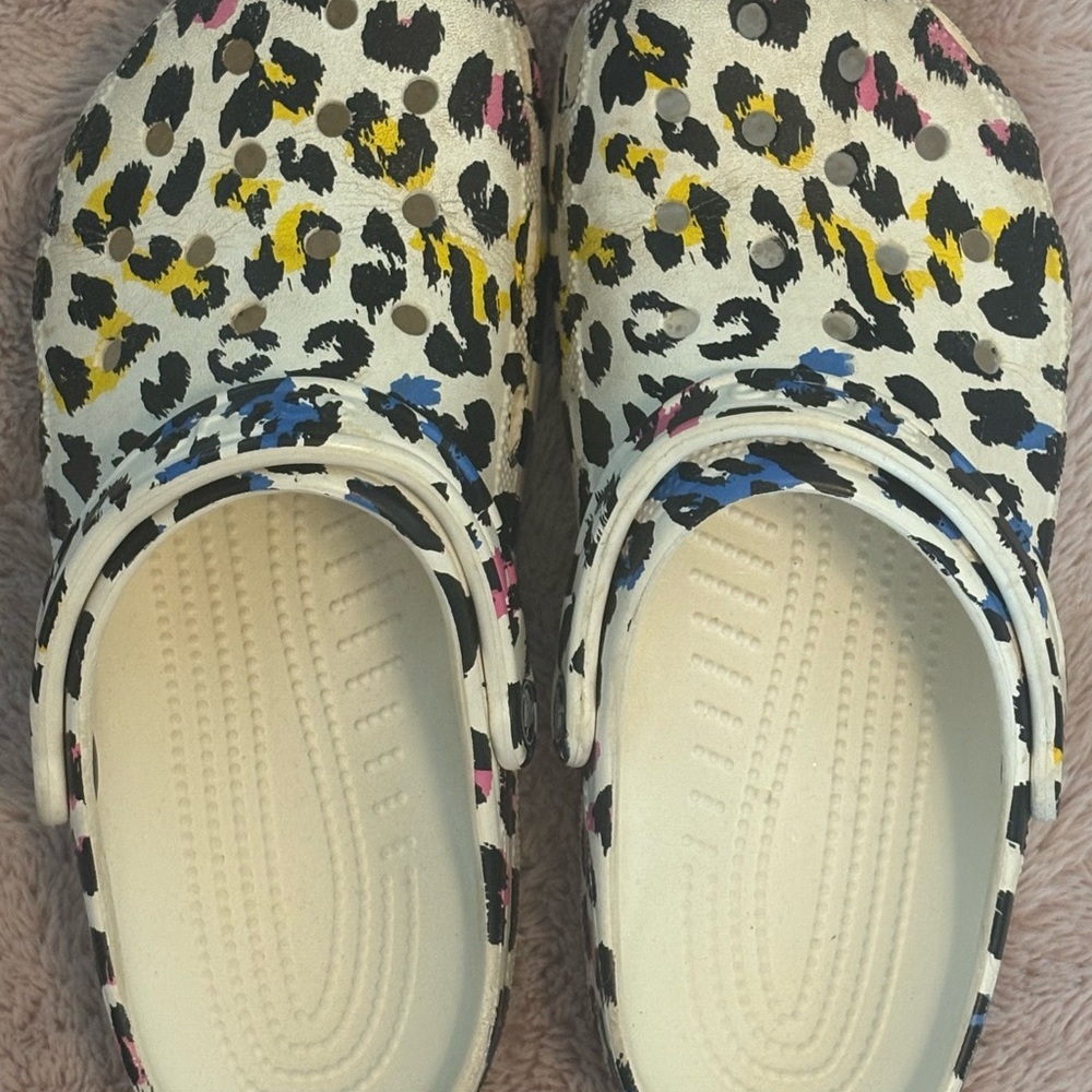 CROCS Vibrant Leopard Print Clogs